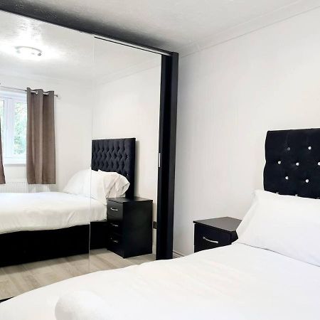 Modern & Spacious - Walk To London Excel- Parking 외부 사진