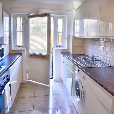 Modern & Spacious - Walk To London Excel- Parking 외부 사진