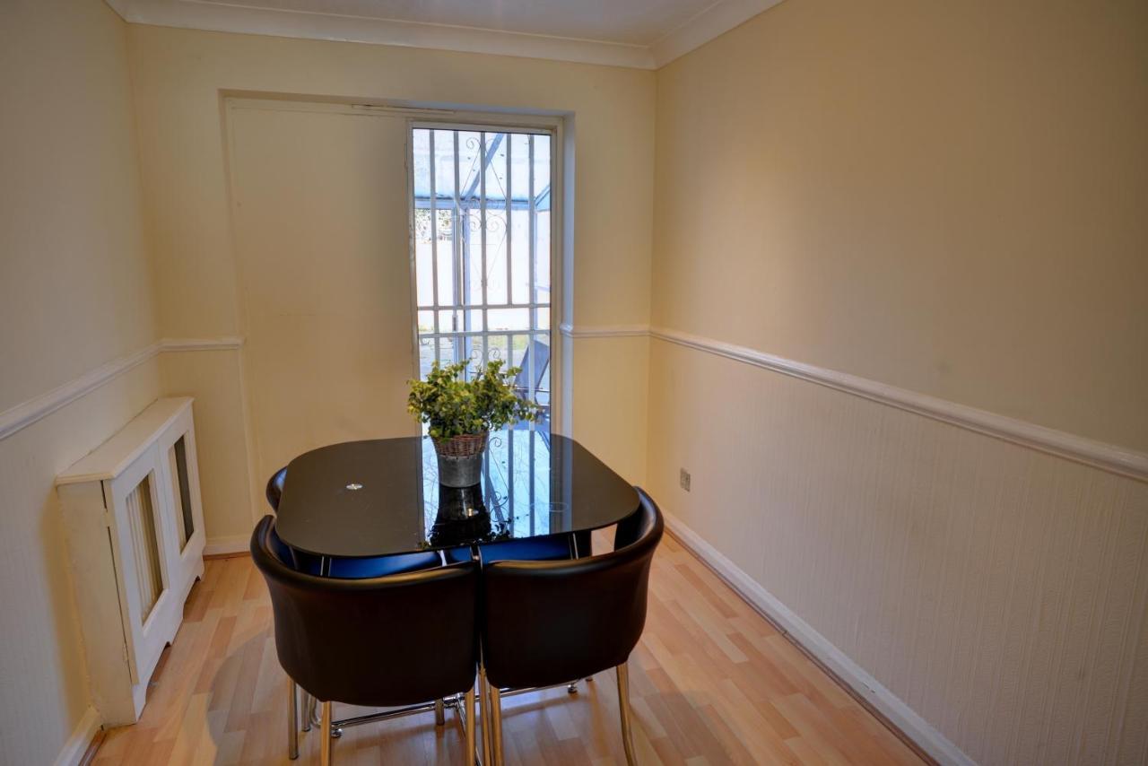 Modern & Spacious - Walk To London Excel- Parking 외부 사진