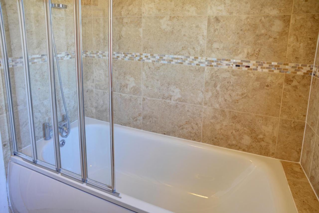 Modern & Spacious - Walk To London Excel- Parking 외부 사진