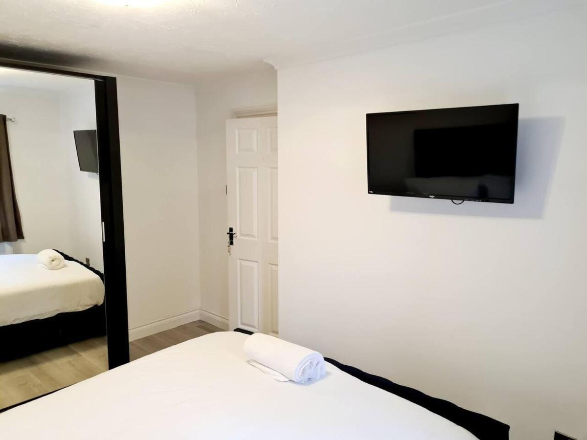 Modern & Spacious - Walk To London Excel- Parking 외부 사진