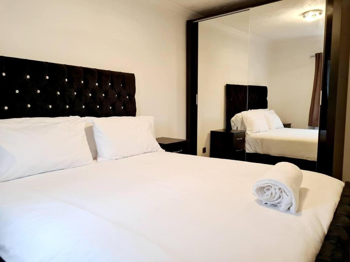 Modern & Spacious - Walk To London Excel- Parking 외부 사진