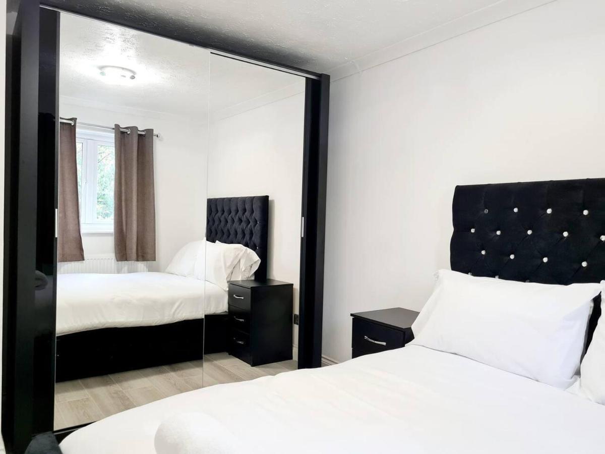 Modern & Spacious - Walk To London Excel- Parking 외부 사진