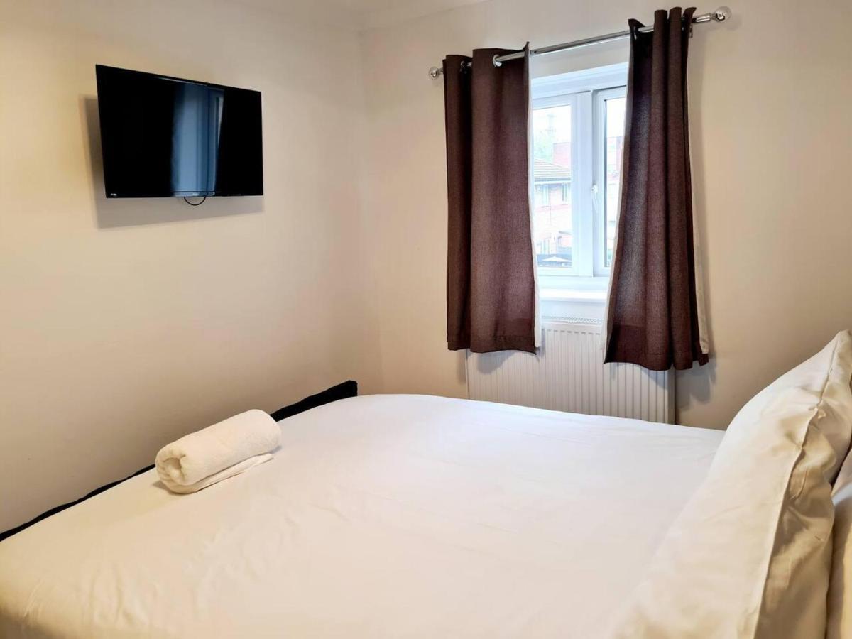 Modern & Spacious - Walk To London Excel- Parking 외부 사진