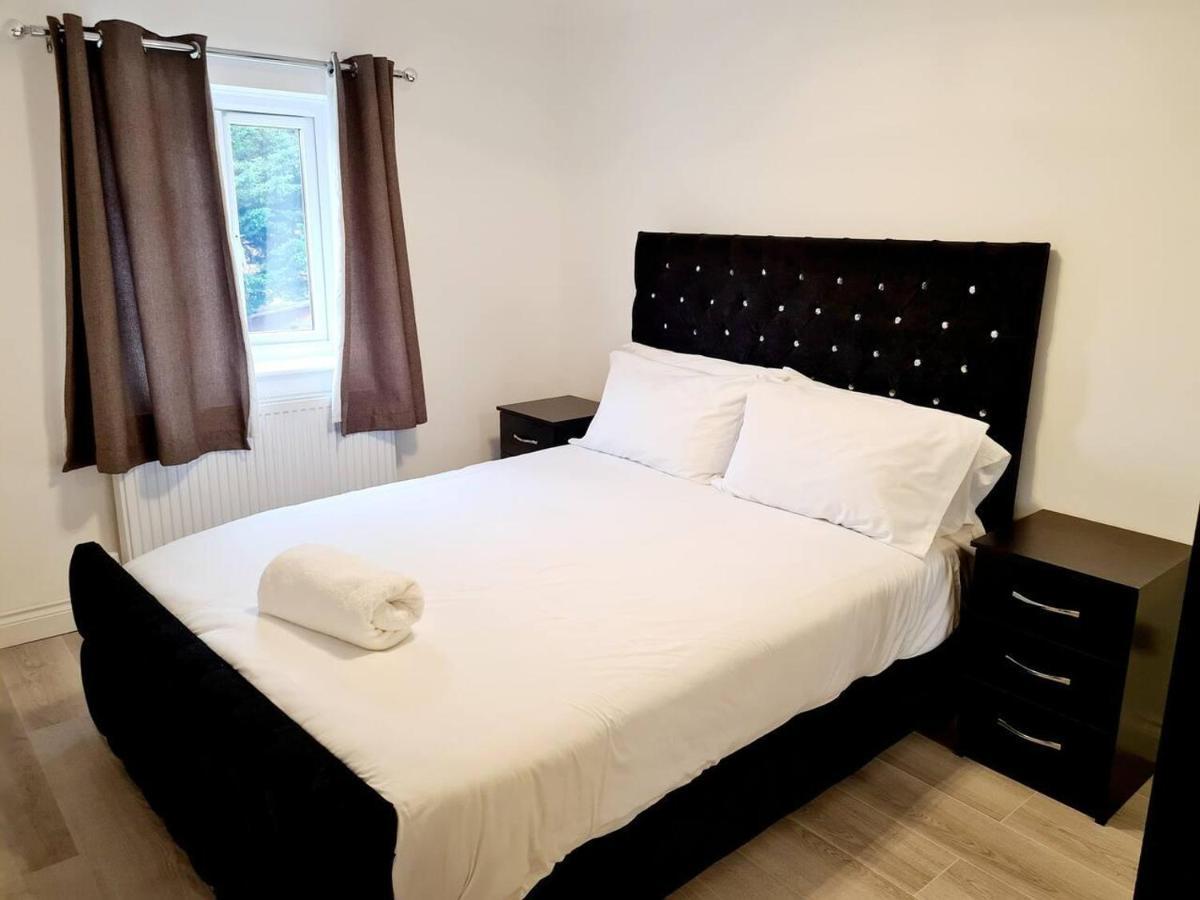 Modern & Spacious - Walk To London Excel- Parking 외부 사진