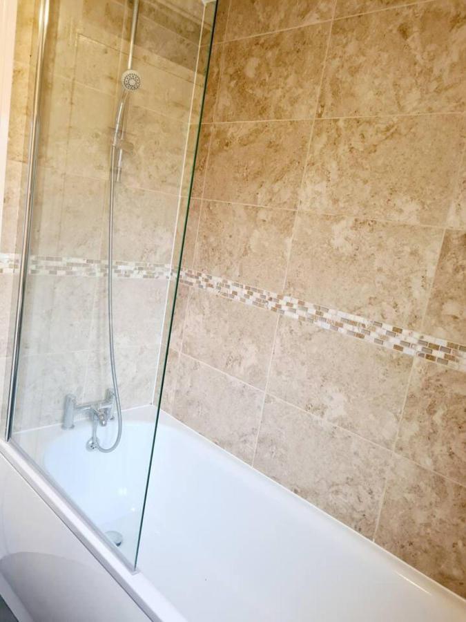 Modern & Spacious - Walk To London Excel- Parking 외부 사진