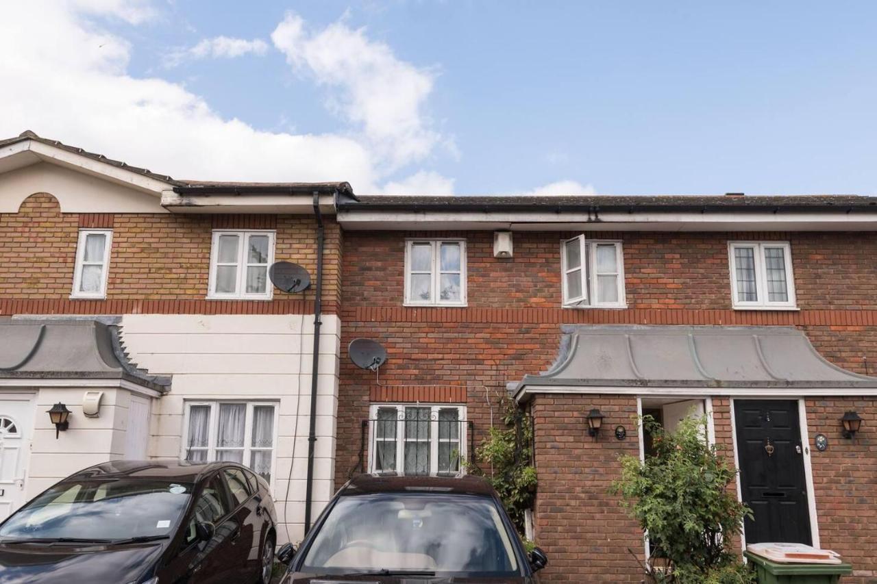 Modern & Spacious - Walk To London Excel- Parking 외부 사진