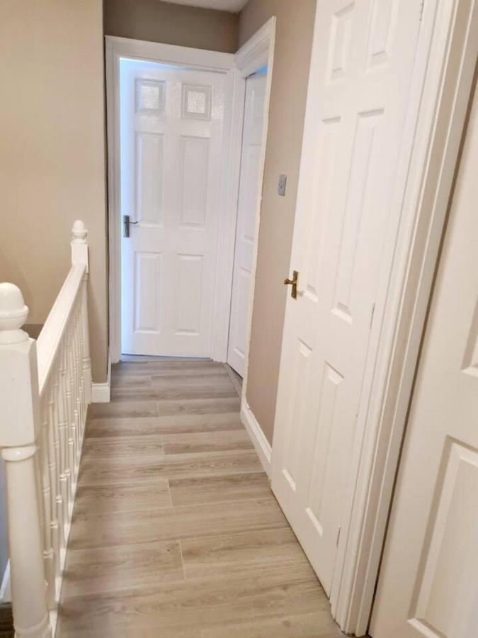 Modern & Spacious - Walk To London Excel- Parking 외부 사진