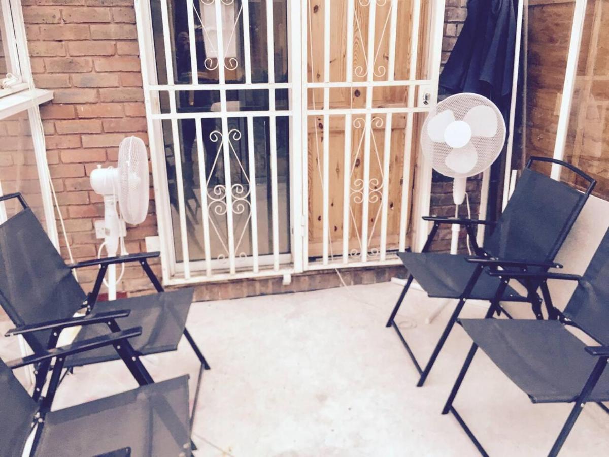 Modern & Spacious - Walk To London Excel- Parking 외부 사진