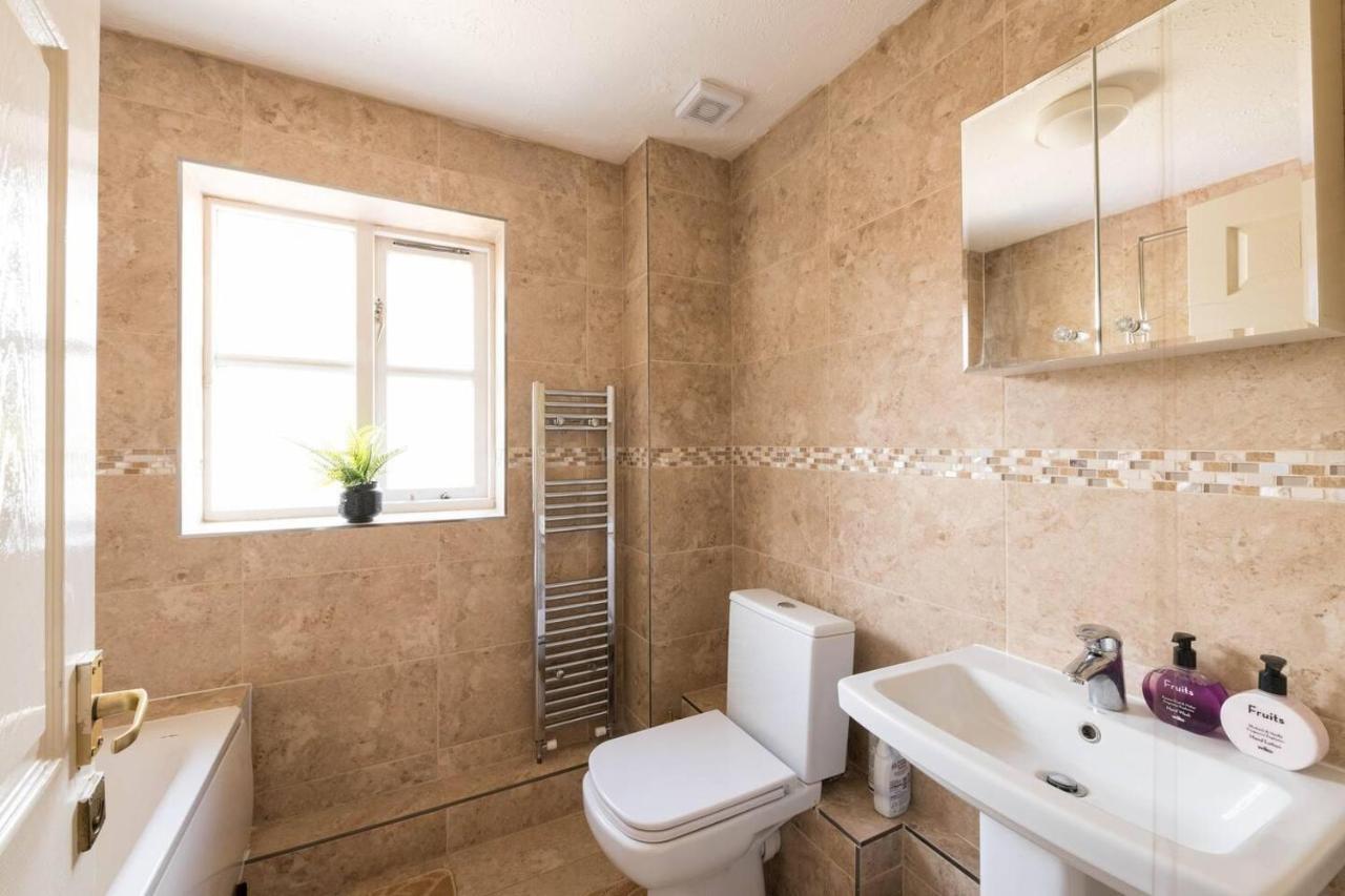 Modern & Spacious - Walk To London Excel- Parking 외부 사진