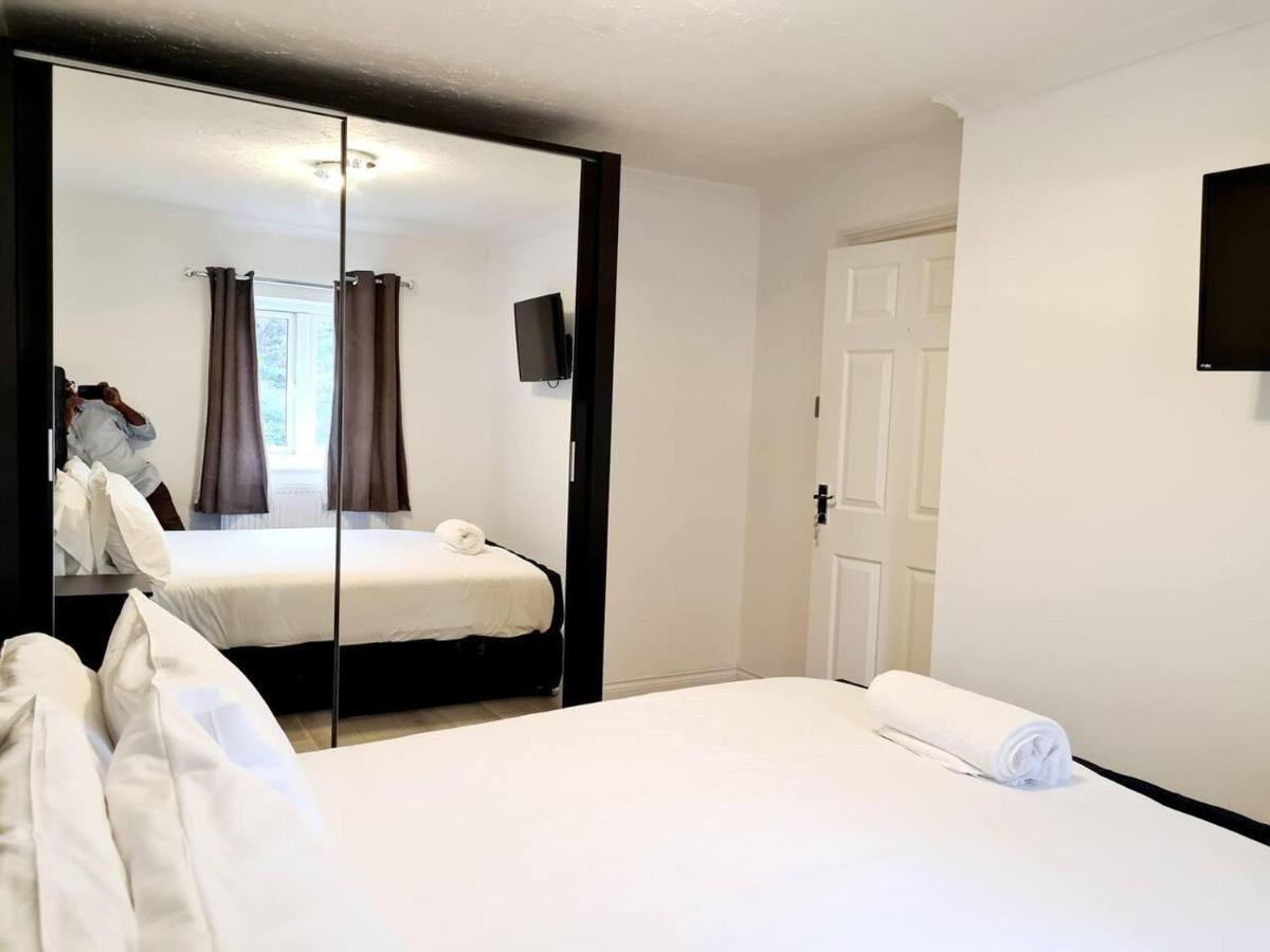 Modern & Spacious - Walk To London Excel- Parking 외부 사진
