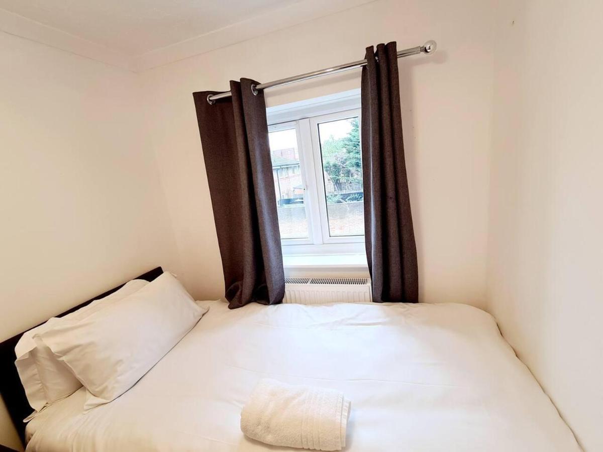 Modern & Spacious - Walk To London Excel- Parking 외부 사진