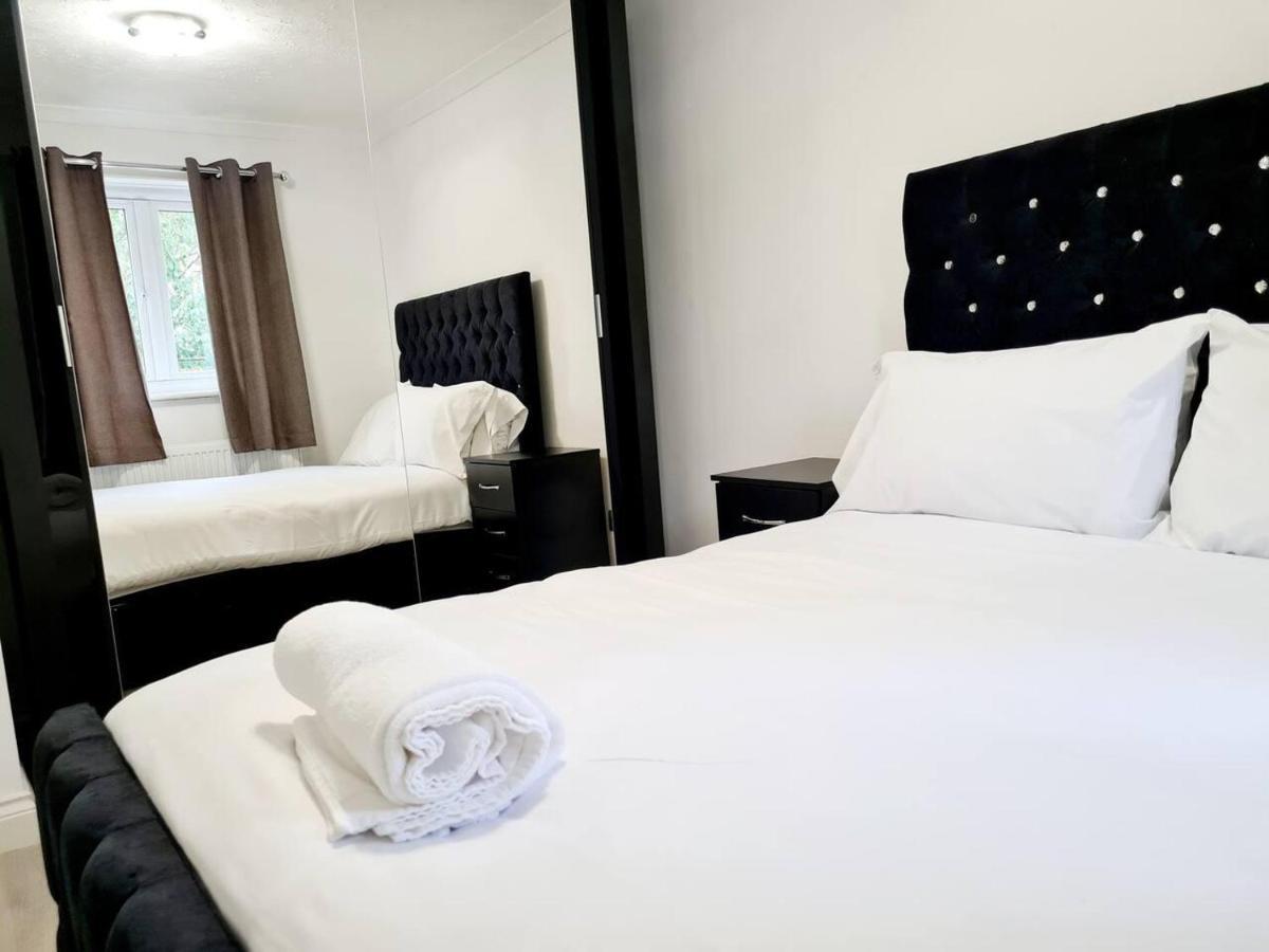 Modern & Spacious - Walk To London Excel- Parking 외부 사진